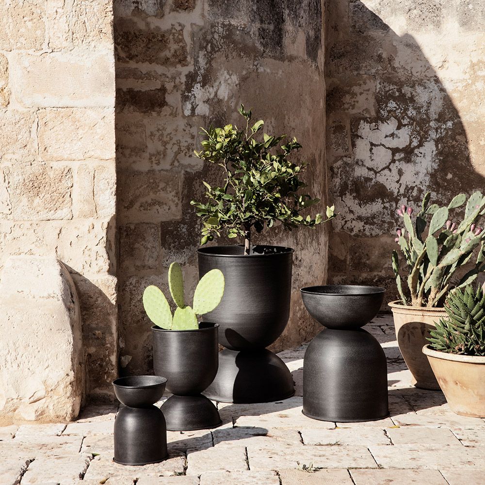 Hourglass Pot i Black fra Ferm Living | Inspiration til indretning af terrassen