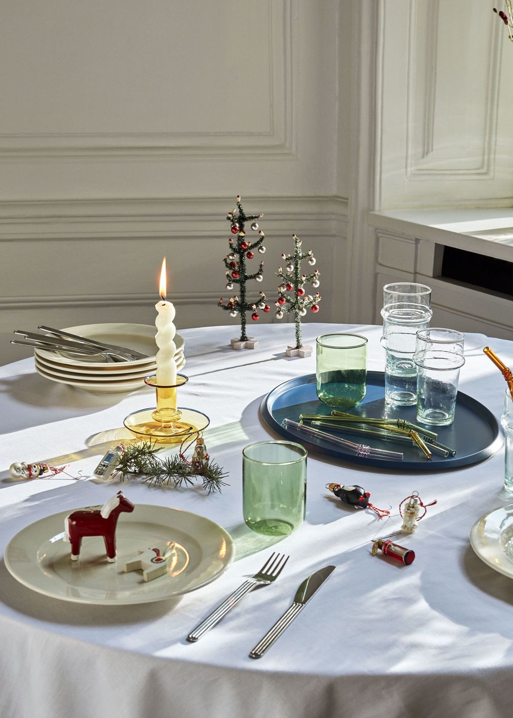 Christmas ornaments on tables | Inspiration for the annual christmas table