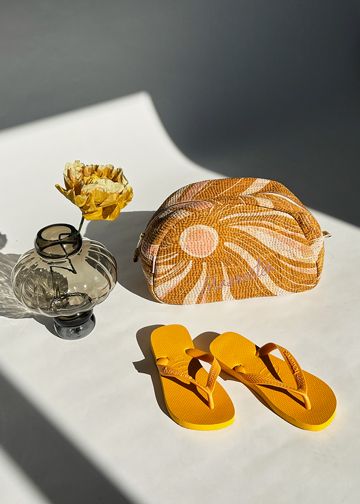 Havaianas kliklapper i 'Orange' stylet med make-up taske fra Maanesten og 'Balloon' vase fra Louise Roe