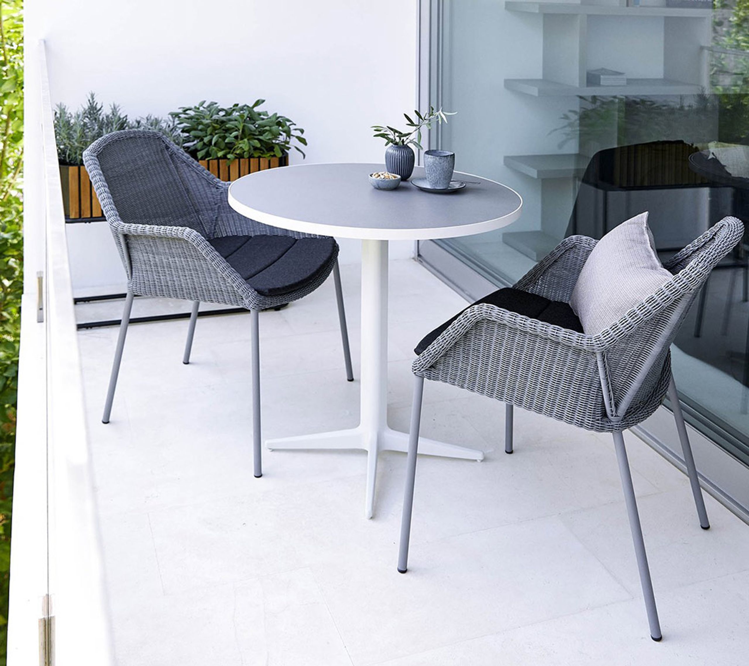 Cane-line - Mesa de jardim - Drop Cafe Table Ø60 - Frame: Lava Grey / Tabletop: White Aluminum