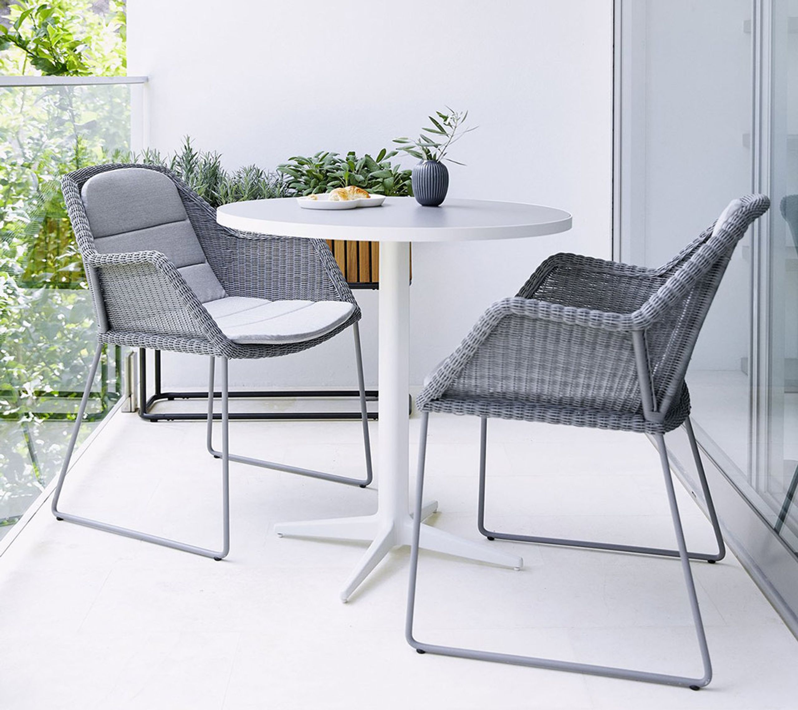 Cane-line - Mesa de jardim - Drop Cafe Table Ø60 - Frame: Light Grey / Tabletop: White Aluminium/Light Grey Ceramic