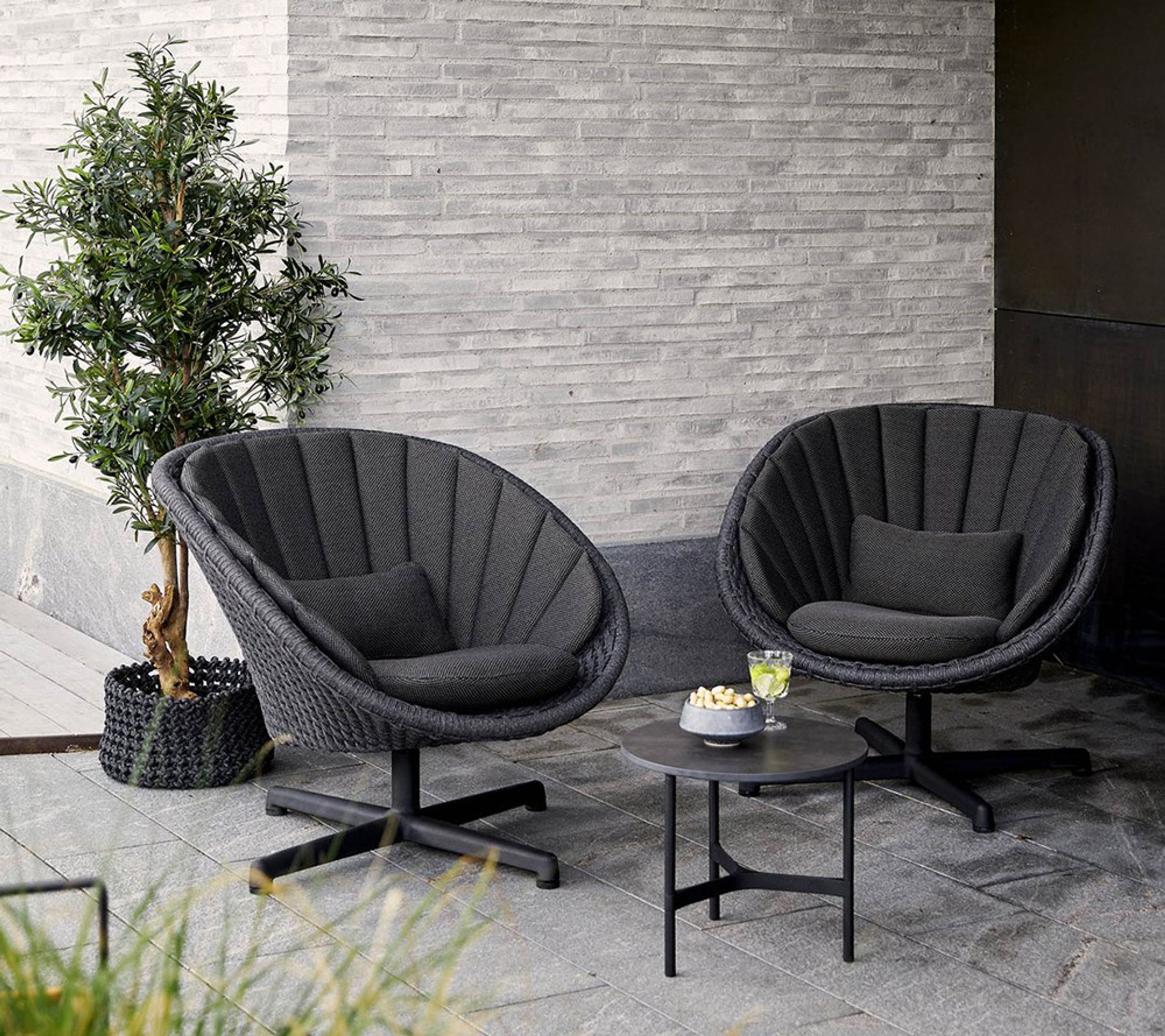 Peacock lounge swivel chair - Poltrona - Cane-line