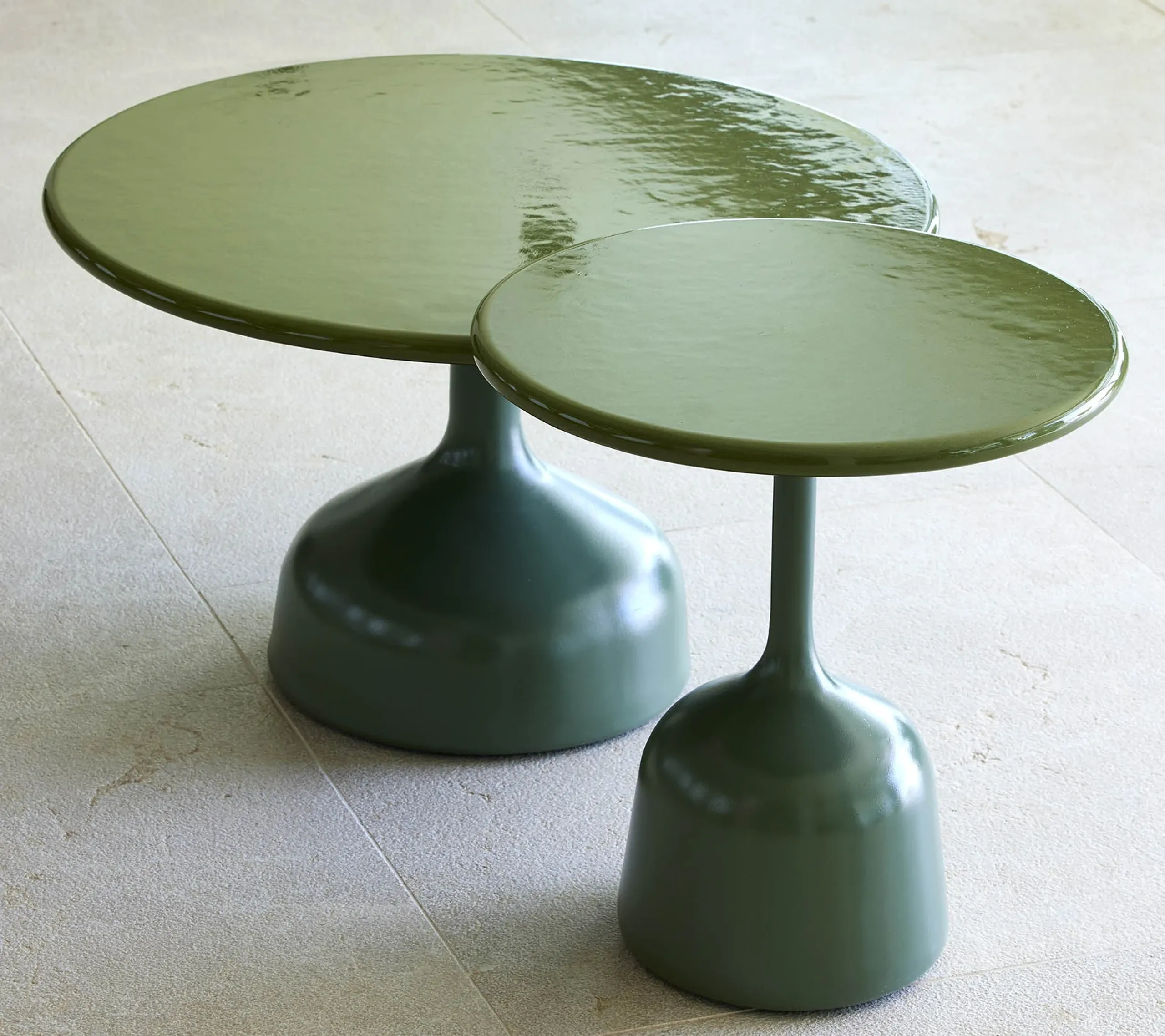 Cane-line - Coffee Table - Glaze Coffee Table, Large - Round - Frame: Lava Grey, Aluminium / Tabletop: Black, Glazed Lava Stone