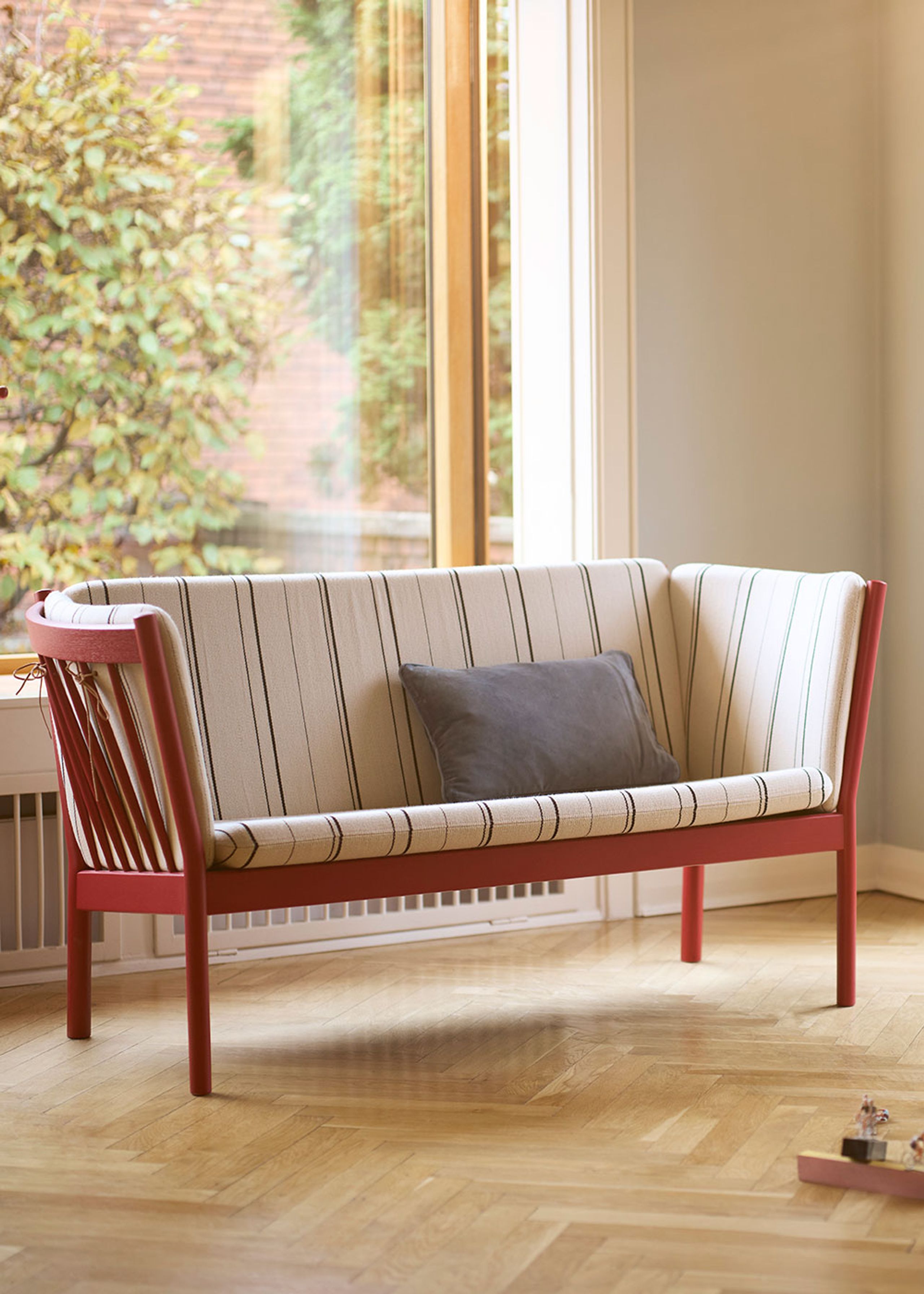 FDB Møbler / Furniture - Sofa - J148 2 pers by Erik Ole Jørgensen - Eg, Ruby Red, Malet / Sort Læder