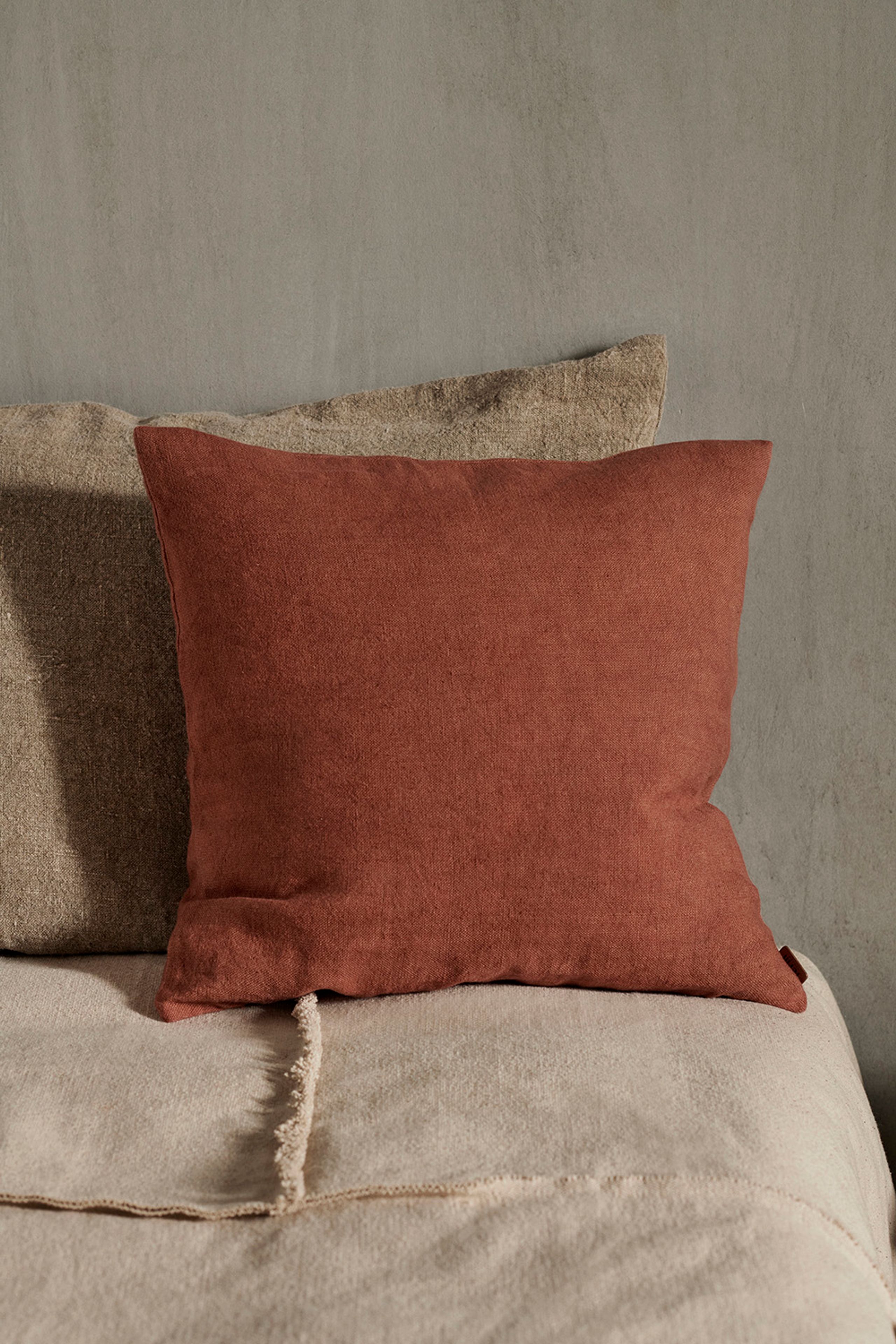 Ferm Living - Pudebetræk - Heavy Linen Cushion Cover - Berry Red