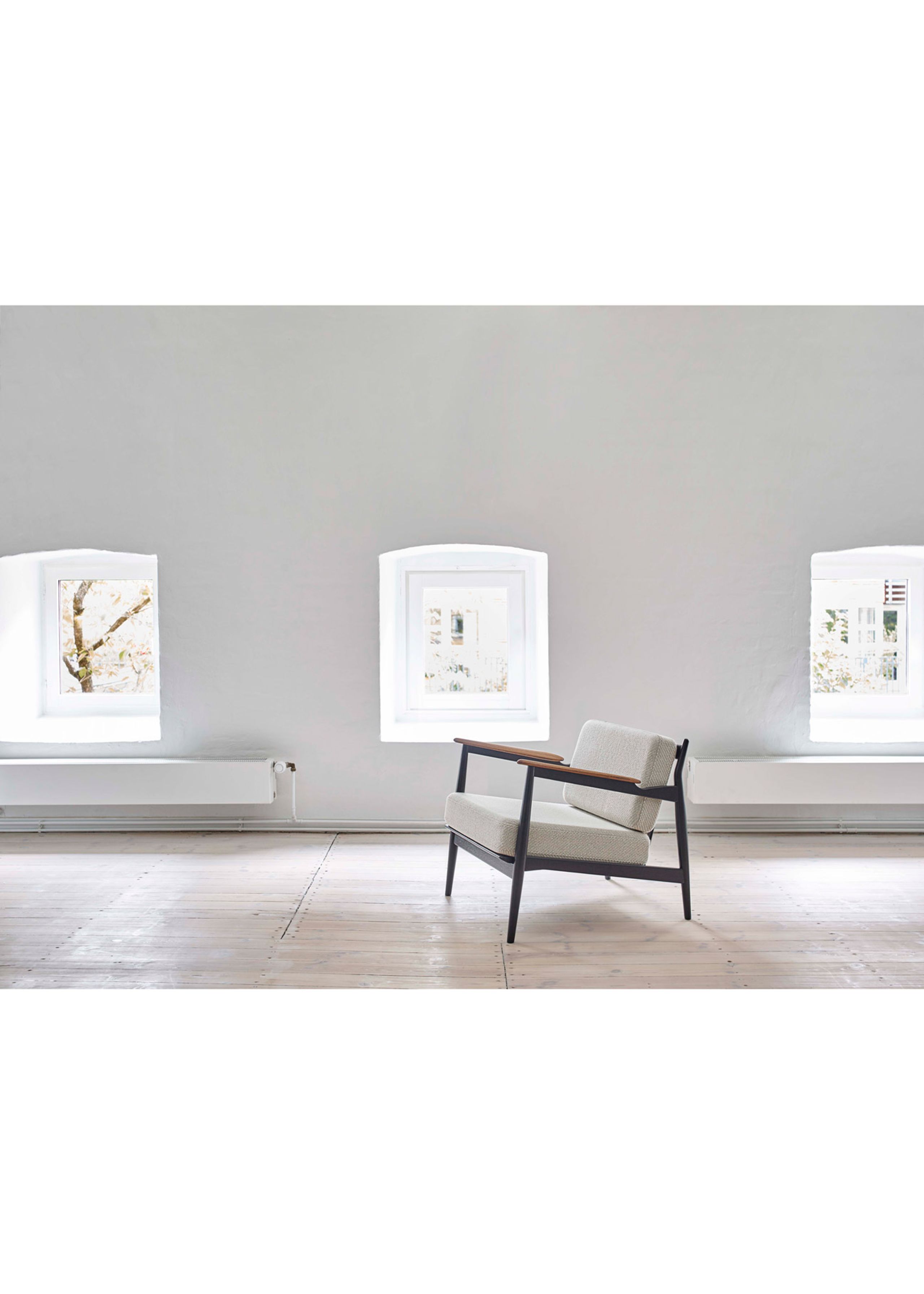 Magnus Olesen - Loungestol - Model 107 Lounge Chair - Stel: Sortbejdset eg / Armlæn: Olieret teak / Hynder: Coda 103 hvid