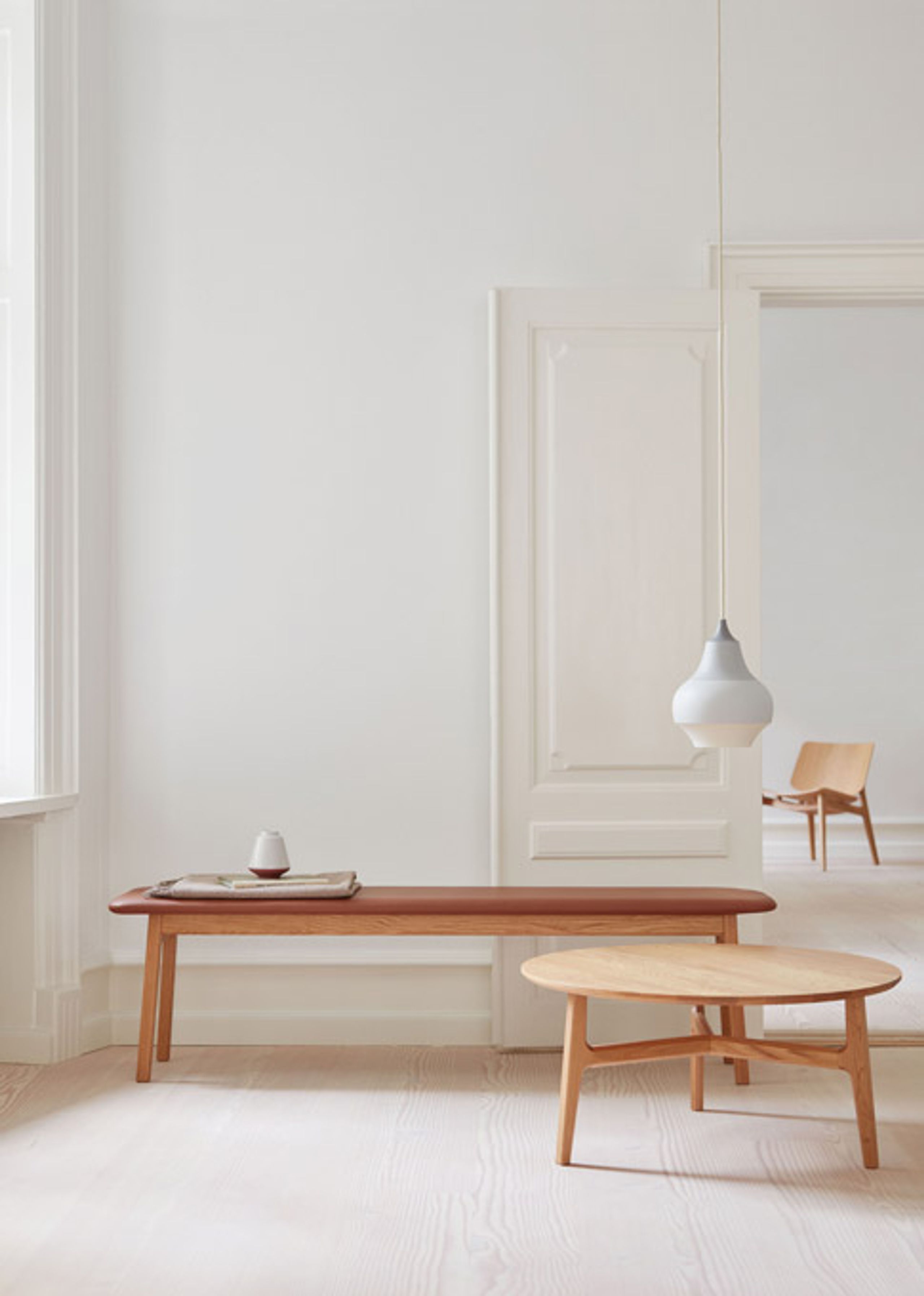 Magnus Olesen - Sofabord - Freya Coffee Table - Stel: Lakeret eg / Bordplade: Grå linoleum m. egekant - Ø60