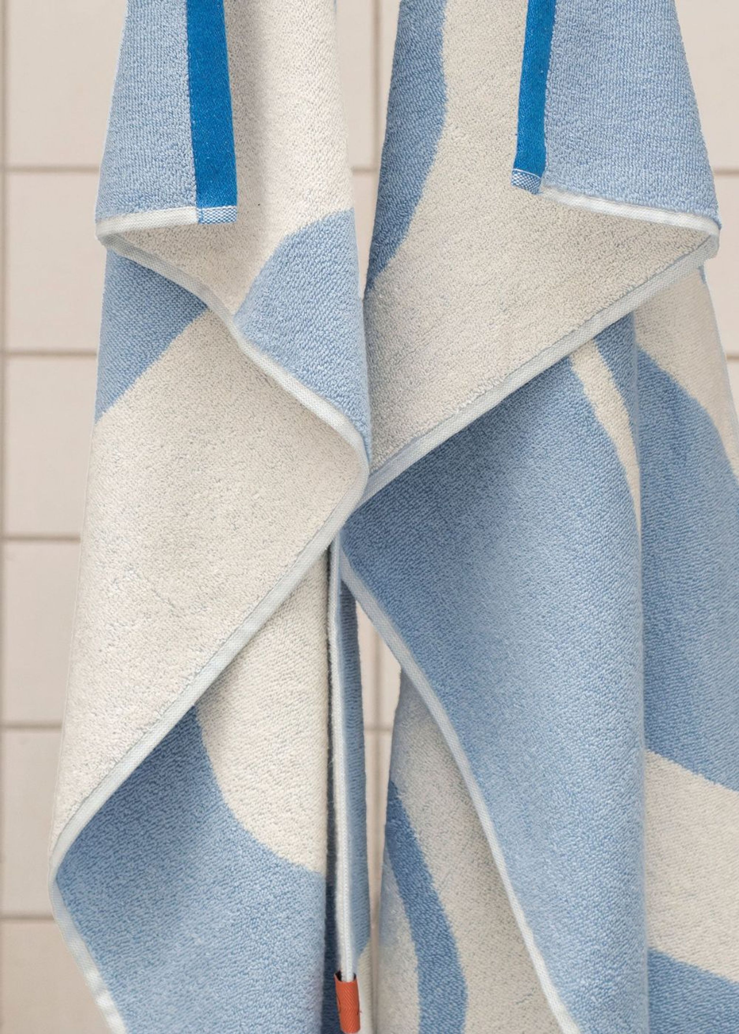 Mette Ditmer - Badhanddoek - NOVA ARTE bath towel - Light blue / Off-white