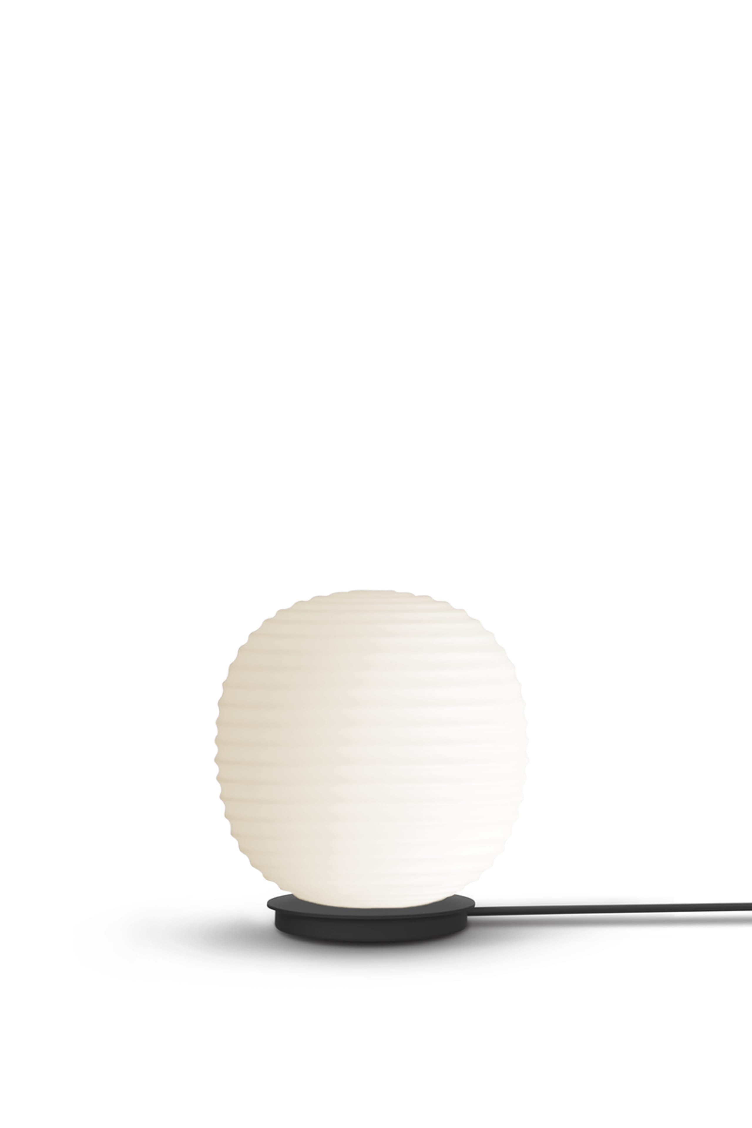 New Works - Candeeiro de mesa - Lantern Globe Table Lamp - Black Base w. Frosted White Opal Glass Small
