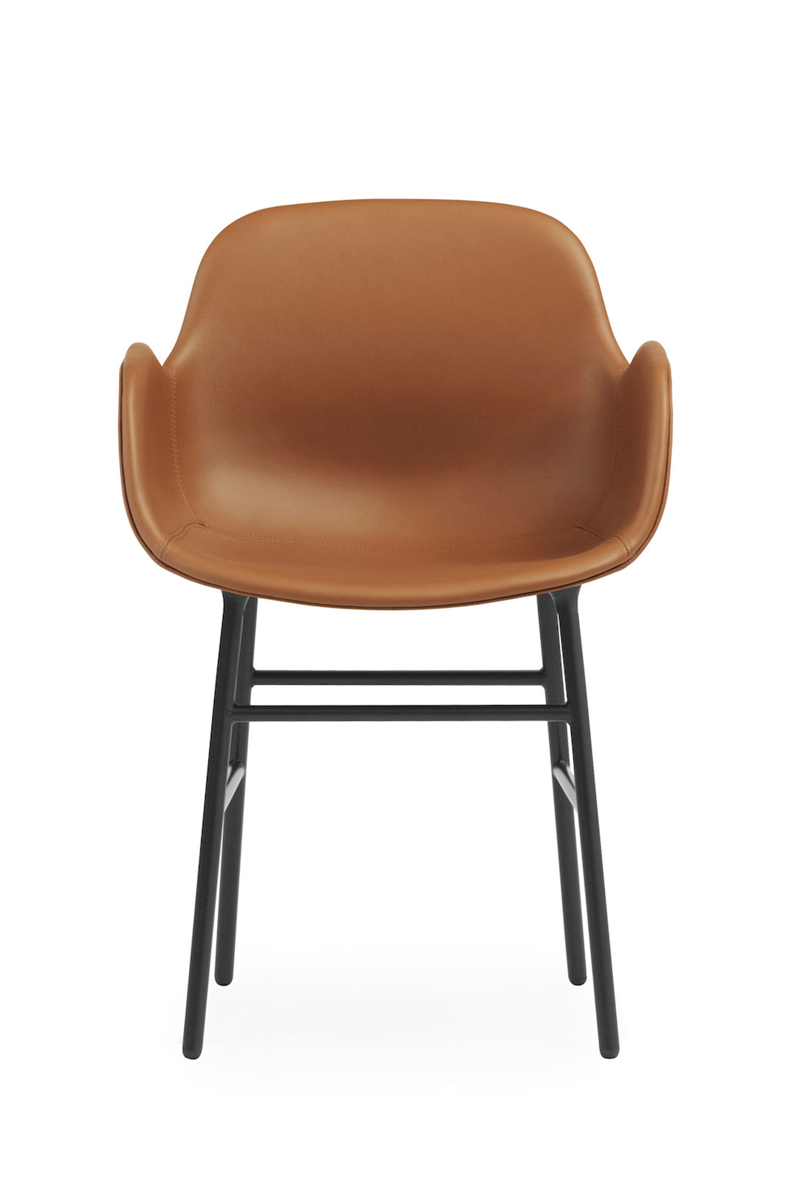 Normann Copenhagen - Chaise à manger - Form Armchair - Full Upholstery Steel, Chrome & Brass - Stel: Sort Stål / Ultra Leather: 41574 (Brandy) - 41599 (Black)