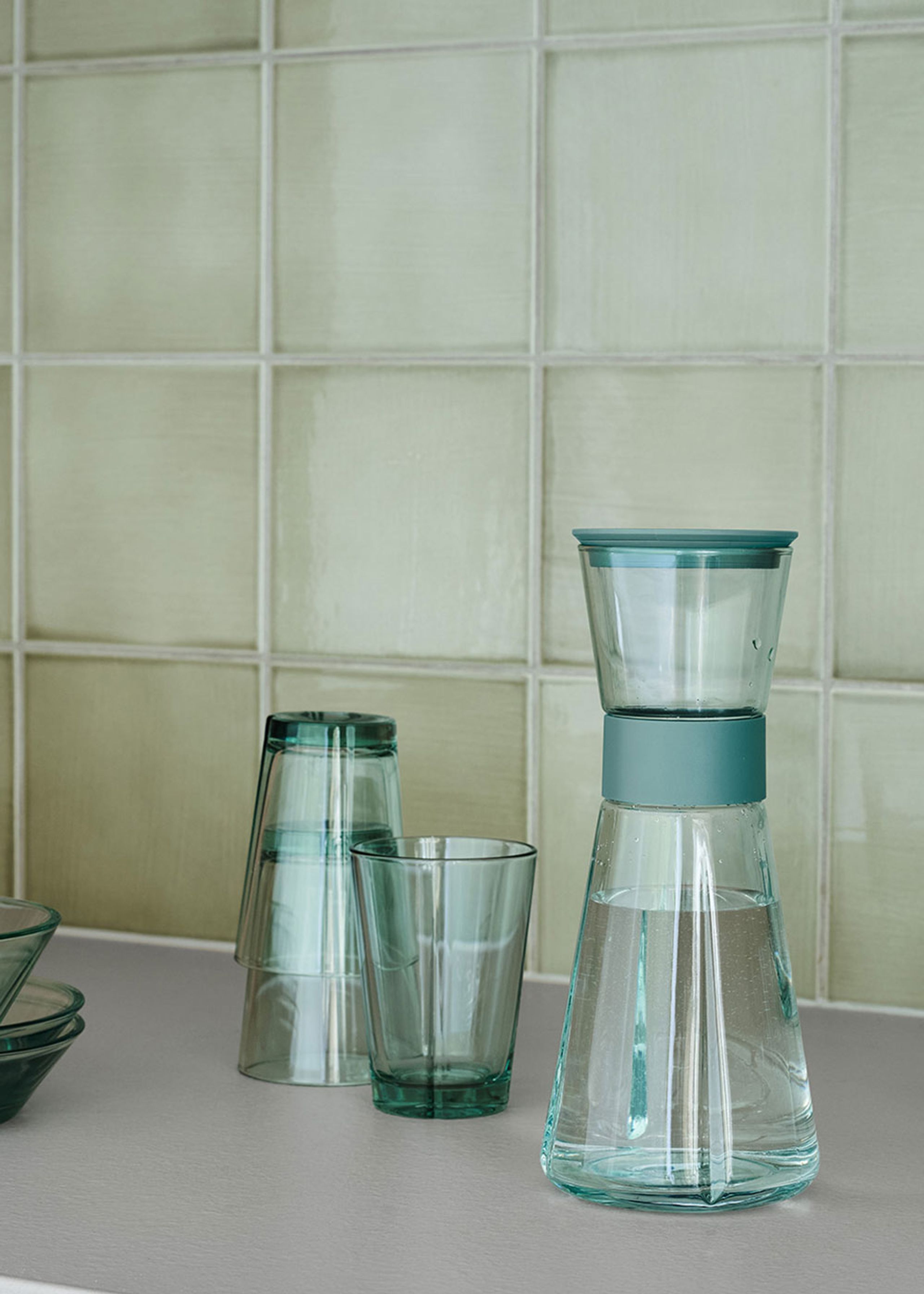 https://images.byflou.com/13/3/images/products/0/0/rosendahl-vandkande-rosendahl-grand-cru-recycled-water-carafe-clear-green-4421969.jpeg