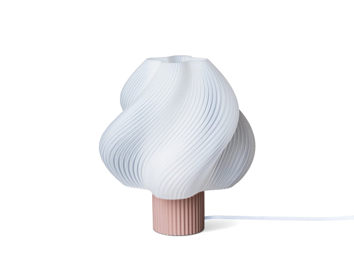 Crème Atelier – Soft Serve Table Lamp Grande – Bordslampa – Wild Strawberry – H: 34 cm W: 30 cm