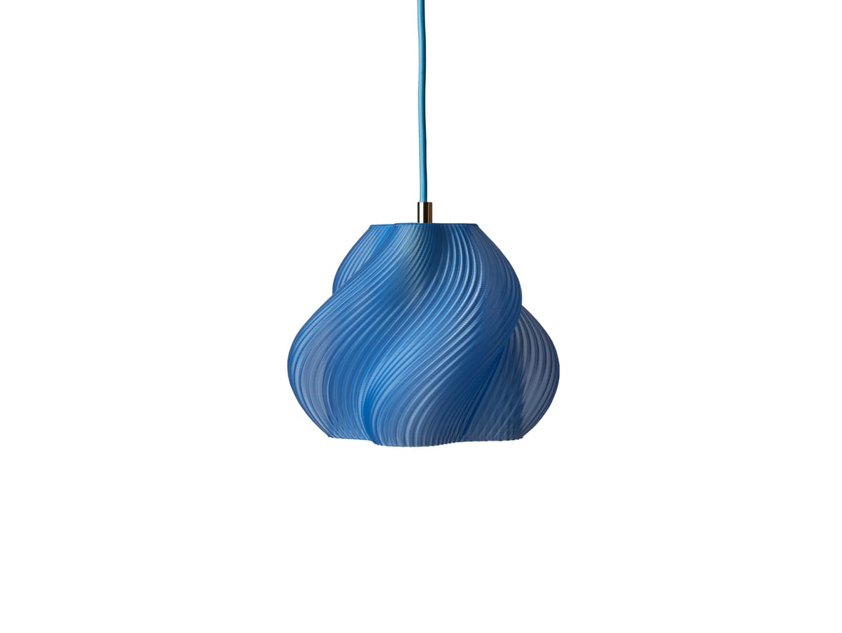 Crème Atelier – Soft Serve Pendant 01 – Hängande lampa – Blueberry Sorbet – Brass – H25 cm W25 cm