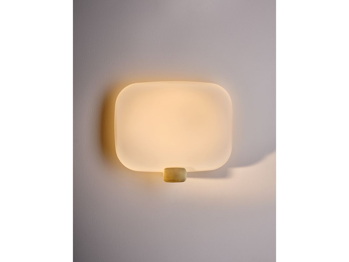 DCWéditions – Light Me Tender M Horizontal – Vägglampa – gold – 30 x 25 x 7,6 cm