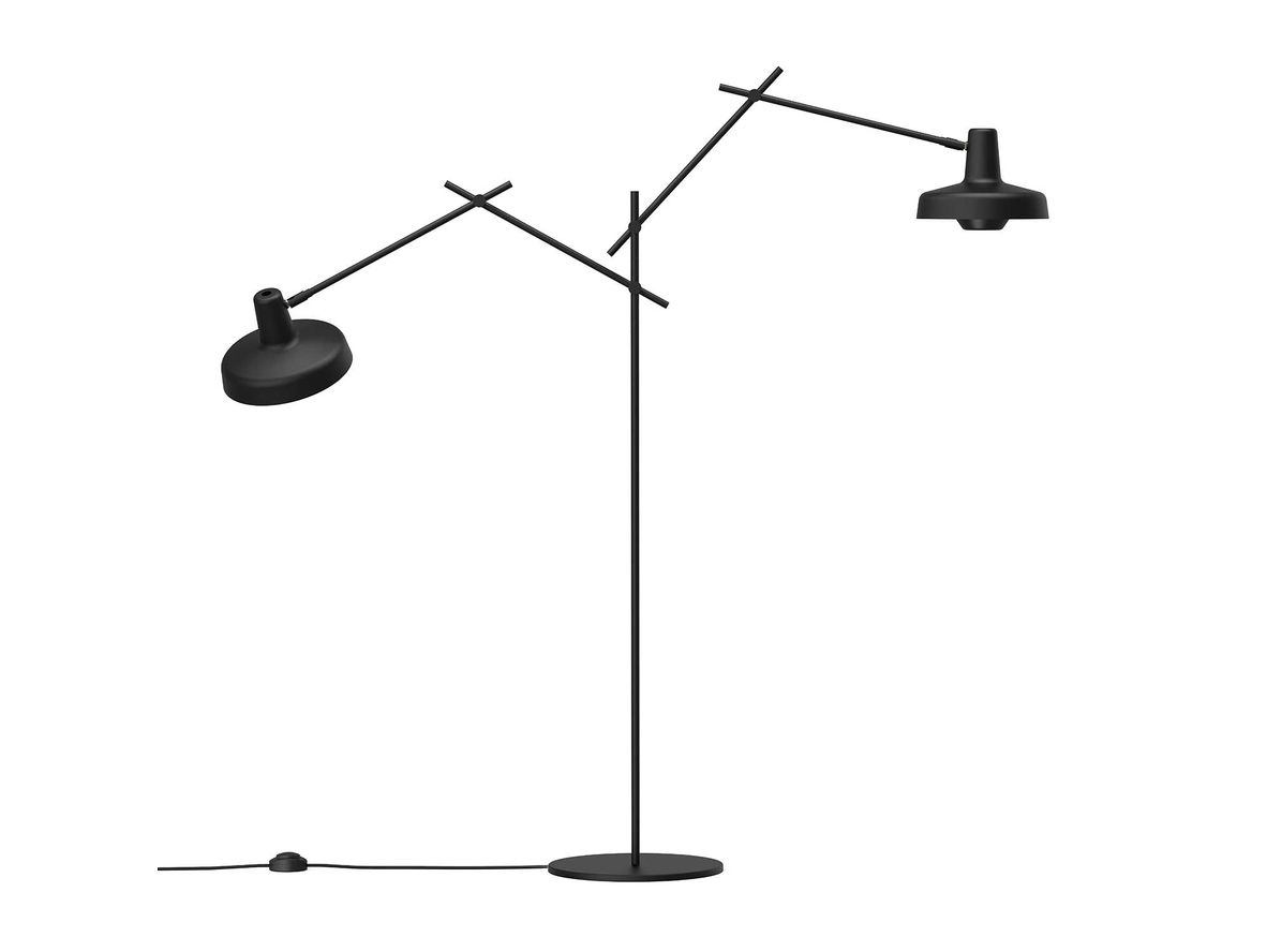 Grupa - Arigato floor lamp - Golvlampa - Black - 2 - H 110 cm. første arm L 30 cm. x arm t. skærm 36 cm. skærm Ø 22,8 cm