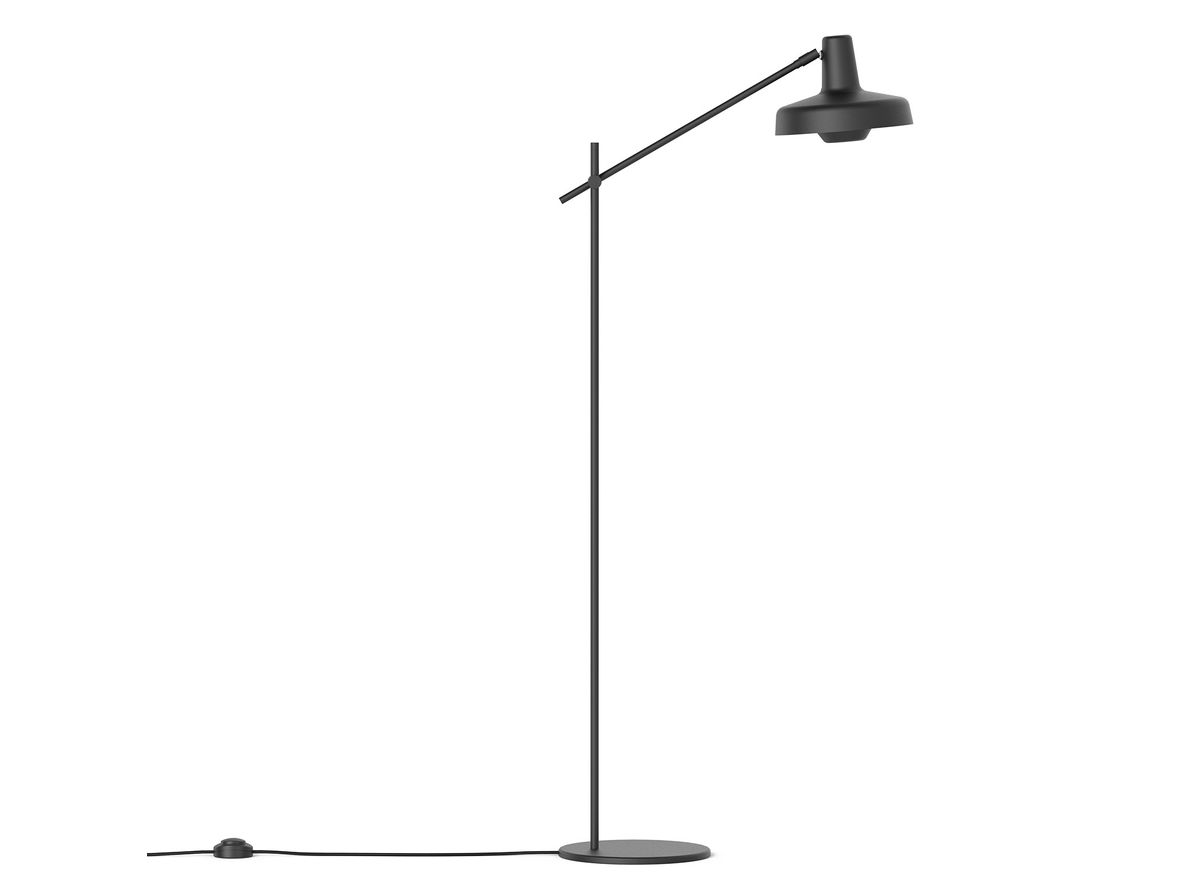 Grupa - Arigato floor lamp - Golvlampa - Black - AR-FP - H 110 cm. arm 42 cm. skærm Ø 22,8 cm