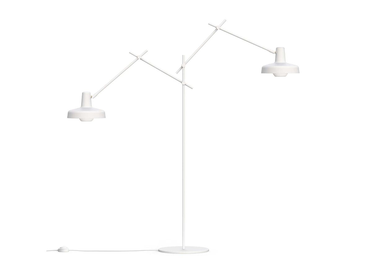 Grupa - Arigato floor lamp - Golvlampa - White - 2 - H 110 cm. første arm L 30 cm. x arm t. skærm 36 cm. skærm Ø 22,8 cm