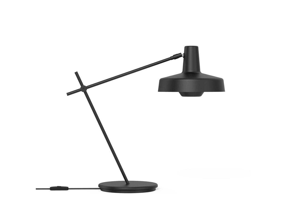 Grupa - Arigato table lamp - Hängande lampa - Black - short - arm 2 x L 35 cm. skærm Ø 22,8 cm