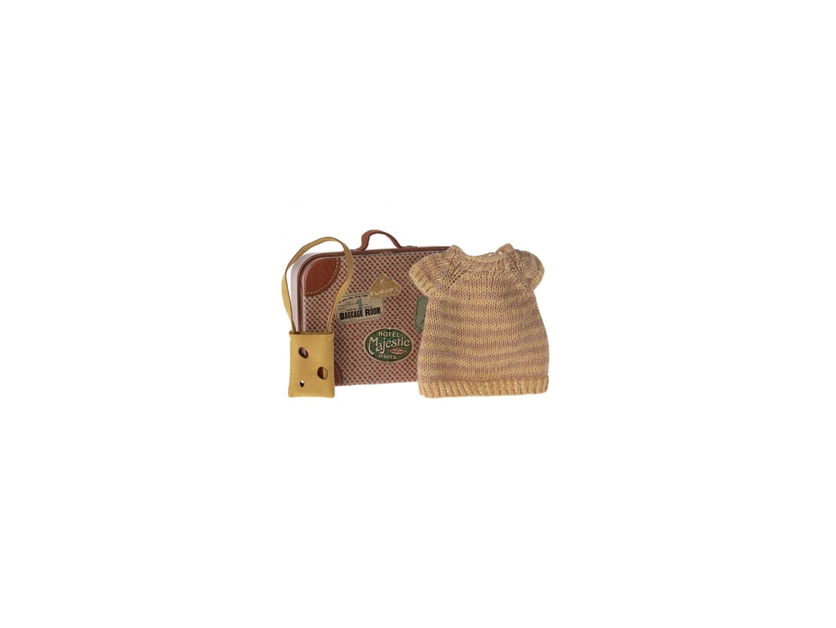Maileg - Knitted dress and bag in suitcase - Big sister mouse - Leksaker - Brown - yellow - H:6.5 x W:7.5 cm