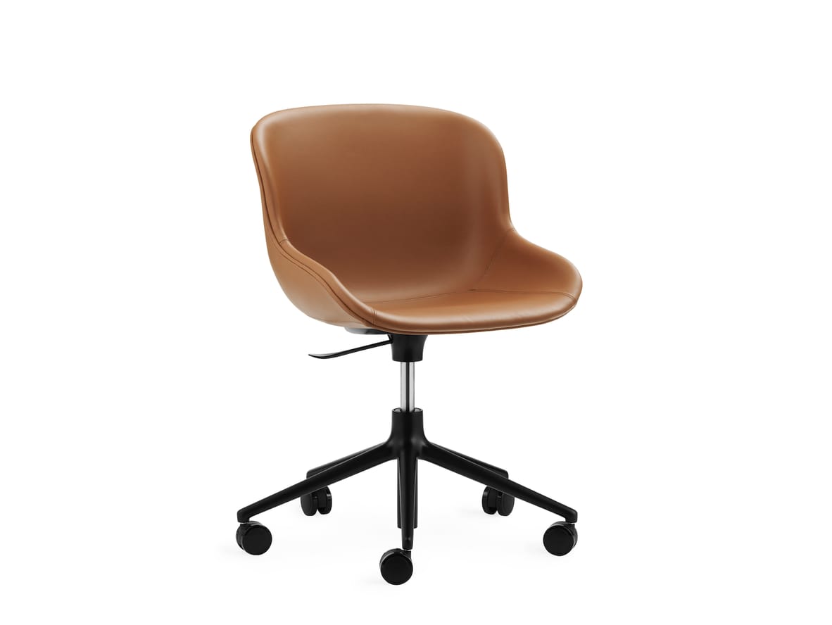 Produktfoto för Normann Copenhagen - Hyg Chair Swivel 5W Gaslift - Full upholstery - Kontorsstol - Seat: Ultra leather brandy / Frame: Black Aluminum - L: 72,5 x D: 72,5 x H: 78/92 x SH: 38/52 cm