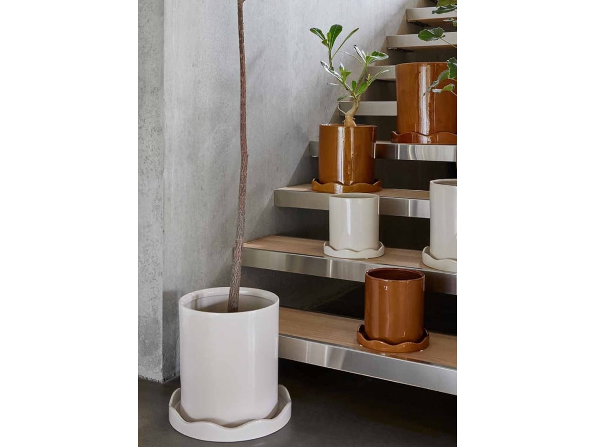 Alternativ bild 1 för OYOY LIVING - Nami Pot With Saucer  - Blomkruka - 311 Amber - H18 x L16,5 x W16,5 cm / H3 x L20 x W20 cm