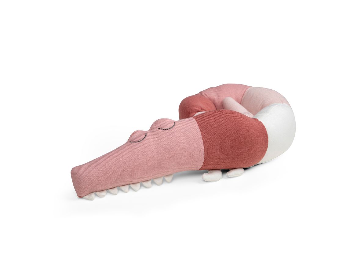 Alternativ bild 0 för Sebra - Strikket mini pude Sleepy croc - Kudde för barn - Blossom pink - H9 x L100 x B9 / Ø:9 cm