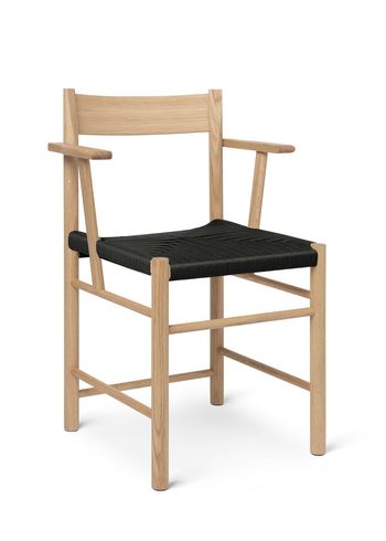 Brdr. Krüger - Stol - F-Chair m/ Armlæn - Eg Klar Voks Olieret / Sort Polyester Fletsæde