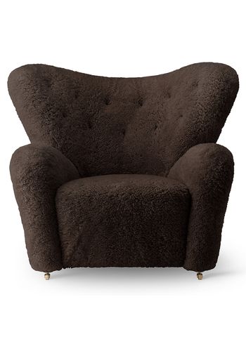 Audo Copenhagen - Křeslo - The Tired Man - Fabric: Sheepskin Espresso / Frame: Smoked Oak