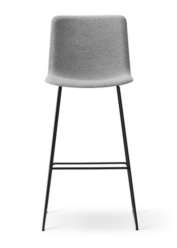 Fredericia Furniture - Barkruk - Pato Sledge Barstool 4302 by Welling/Ludvik - Full Upholstery - Hallingdal 130