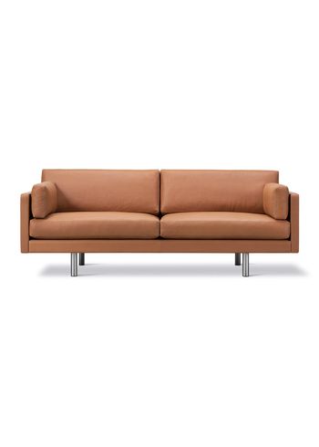 Fredericia Furniture - Kanapa - EJ220 2-seater Sofa 2052 by Erik Jørgensen - Primo 75 Cognac / Brushed Chrome