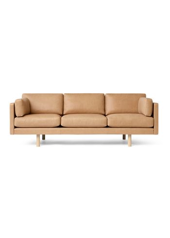 Fredericia Furniture - Sofá - EJ220 3-seater Sofa 2033 by Erik Jørgensen - Max 91 Nutshell / Soaped Oak