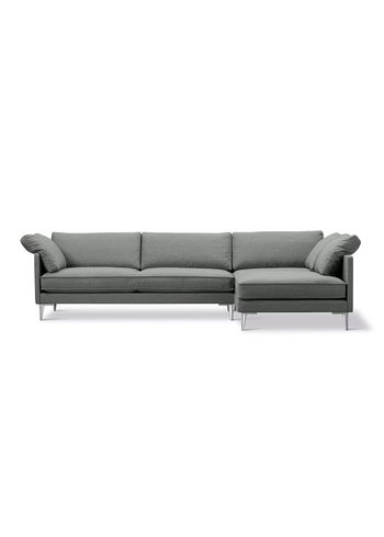Fredericia Furniture - Sofá - EJ295 Chaise Sofa 2945 by Erik Jørgensen Studio - Foss 732/Chrome