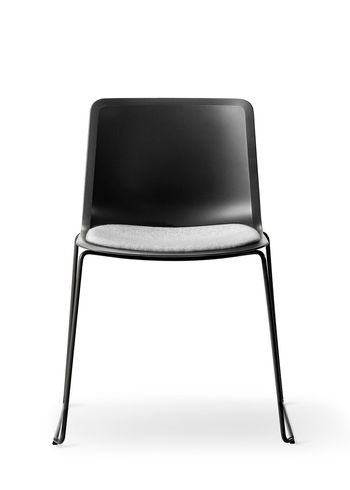 Fredericia Furniture - Chaise à manger - Pato Sledge Chair 4101 by Welling/Ludvik - Seat Upholstery - Black/Hallingdal 130
