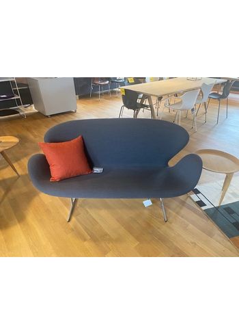 Fritz Hansen - Divano per 2 persone - Swan Sofa 3321 / by Arne Jacobsen - Showroom model - Christianshavn 1173 Grey / Brushed Steel