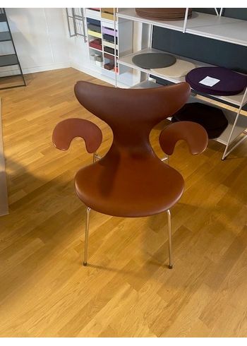 Fritz Hansen - Dining chair - Lily 3208 Armchair / by Arne Jacobsen - Showroom model - Leather Chestnut / Chrome Frame