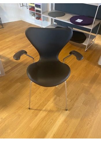 Fritz Hansen - Silla de comedor - Series 7 Armchair 3207 / by Arne Jacobsen - Showroom model - Essential Leather Black / Chrome Frame