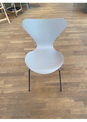 Fritz Hansen - Silla de comedor - Series 7 Chair 3107 / by Arne Jacobsen - Showroom model - Deep Clay Ash / Brown Legs