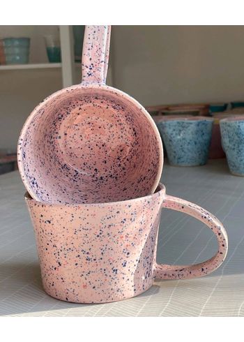KRAKI Ceramics - Puchar - Mug with big handle - Lyserød Drøm