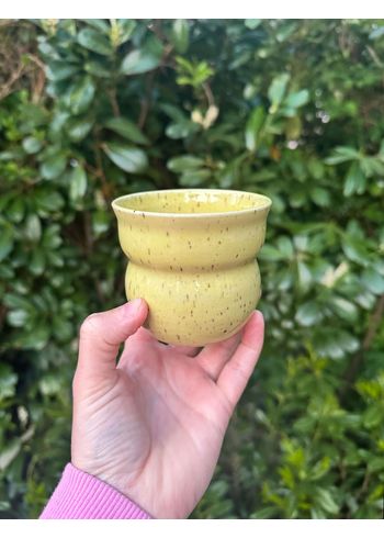 KRAKI Ceramics - Copie - Curvy cup - Gul