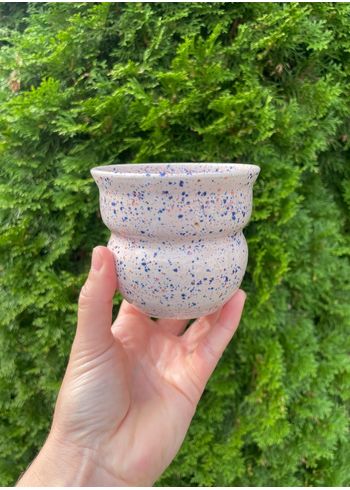 KRAKI Ceramics - Kopioi - Curvy cup - Lyserød drøm