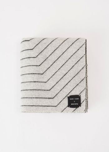 Made by Hand - Tæppe - Pinstripe throw - Sort