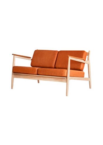 Magnus Olesen - 2 hengen sohva - Model 107 2-Seater - Frame: White oiled oak / Armrests: Oiled teak / Cushions: Dunes Cognac 21000