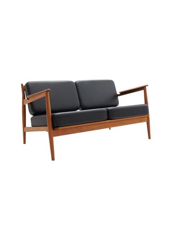 Magnus Olesen - 2 hengen sohva - Model 107 2-Seater - Frame: Oiled teak / Armrests: Oiled teak / Cushions: Savanne 30314 black