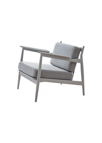 Magnus Olesen - Loungestol - Model 107 Lounge Chair - Stel: Gråmalet bøg / Armlæn: Gråmalet bøg / Hynder: Remix 123 grå