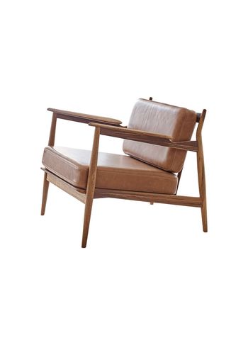 Magnus Olesen - Loungestol - Model 107 Lounge Chair - Stel: Olieret teak / Armlæn: Olieret teak / Hynder: Dunes Cognac 21000