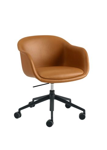Muuto - Sedia da ufficio - Fiber Conference Armchair - Refine Leather Cognac / Black / With Wheels