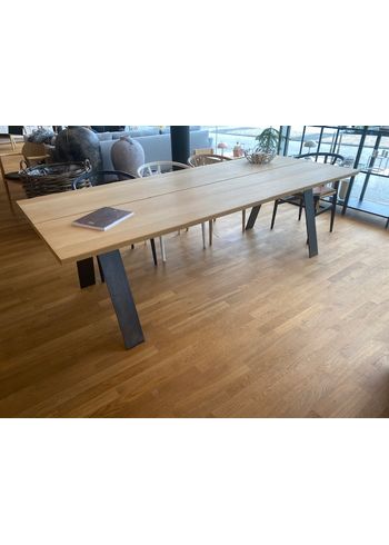 Naver Collection - Mesa de jantar - Plank Table / GM 3200 by Nissen & Gehl - Soaped Oak / Black powder coated steel - Showroom model