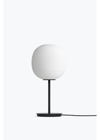 New Works - Lampe - Lantern Table Lamp af Anderssen og Voll - Mat Hvid / Sort Stel / Lille