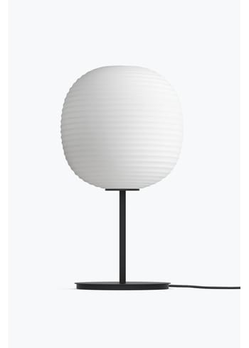 New Works - Lampe - Lantern Table Lamp af Anderssen og Voll - Mat Hvid / Sort Stel / Medium