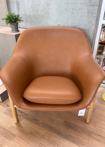 Normann Copenhagen - Lænestol - Drape Chair Low - Ultra Leather / Oak - Udstillingsmodel